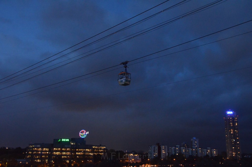 Einsatz BF Hoehenretter Koelner Seilbahn Hoehe Zoobruecke P2284.JPG